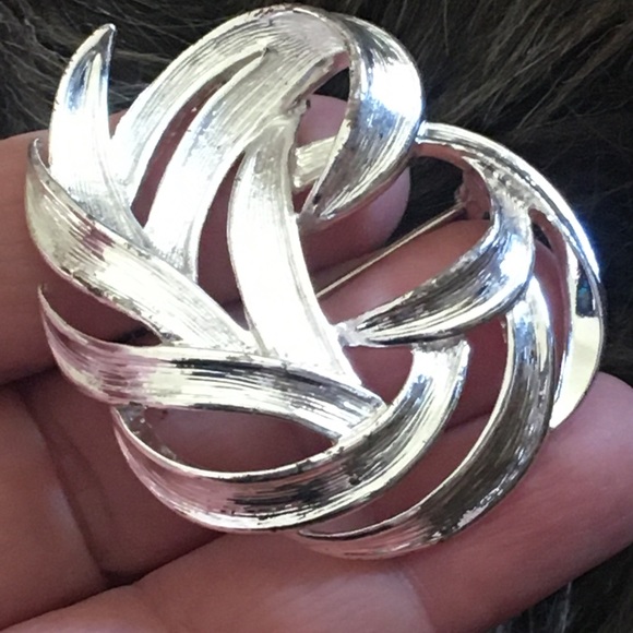 Vintage Monet textured silver tone cluster brooch - Picture 6 of 6